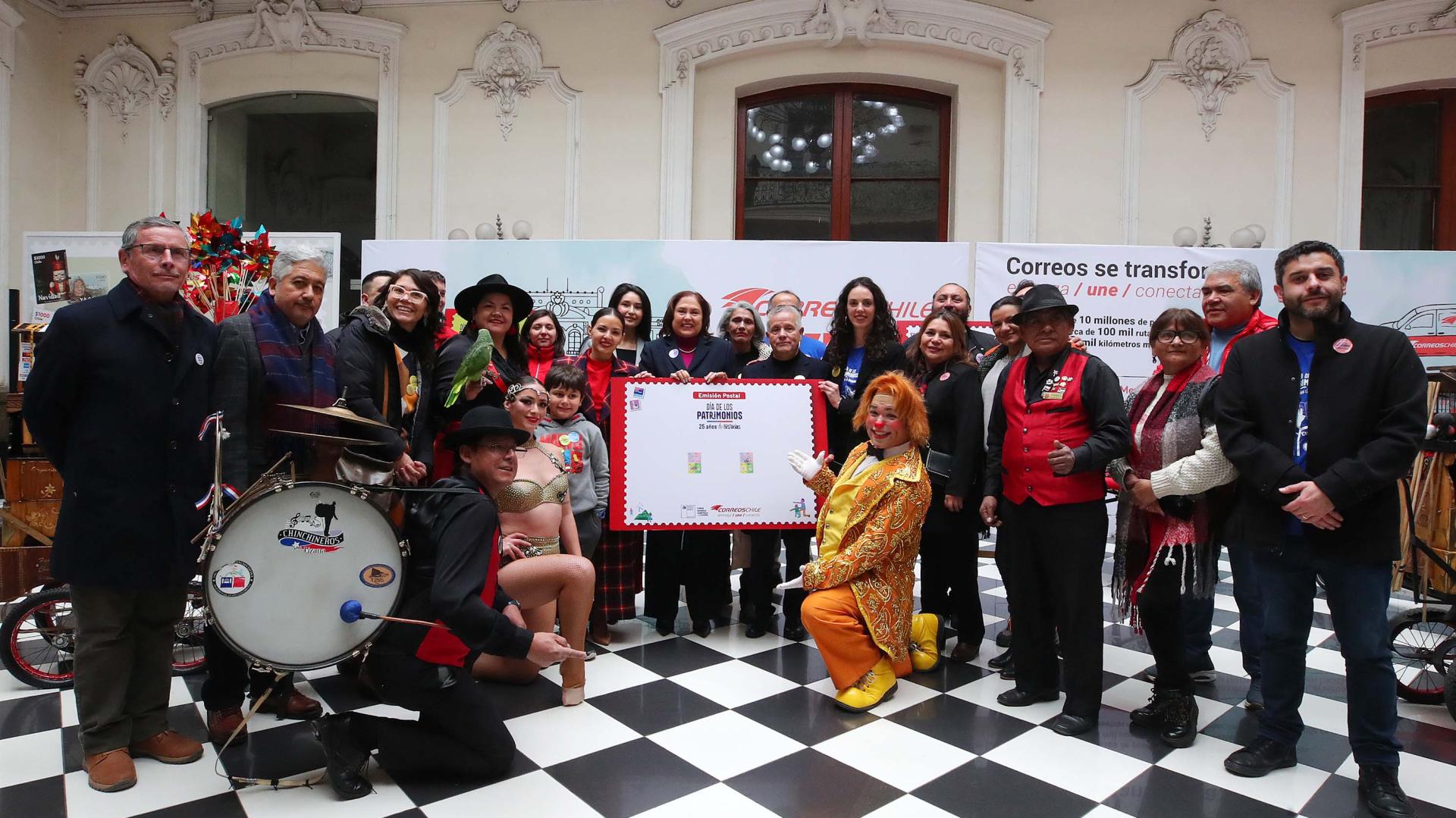 Grupo de autoridades y colaboradores en oficinas centrales de Correos de Chile