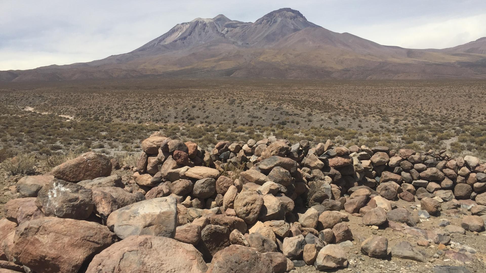 “El volcán Paniri visto desde el Qhapaq Ñan, sector Cupo, Ruta de Topa Inca, Subtramo Cupo – Catarpe, Comuna de Calama, Región de Antofagasta”