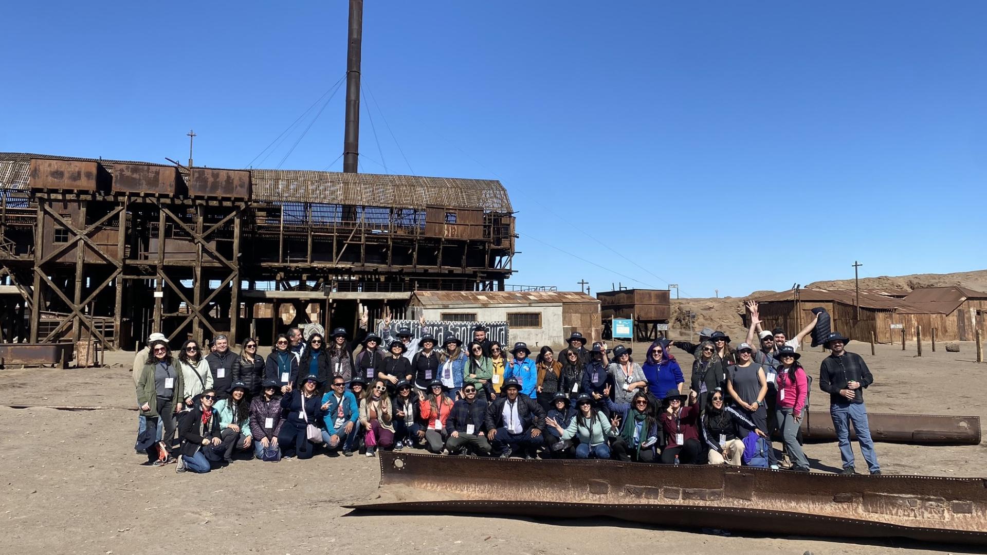 Participantes del Encuentro Nacional de Sitios de Patrimonio Mundial de Chile en las Oficinas Salitreras Humberstone y Santa Laura