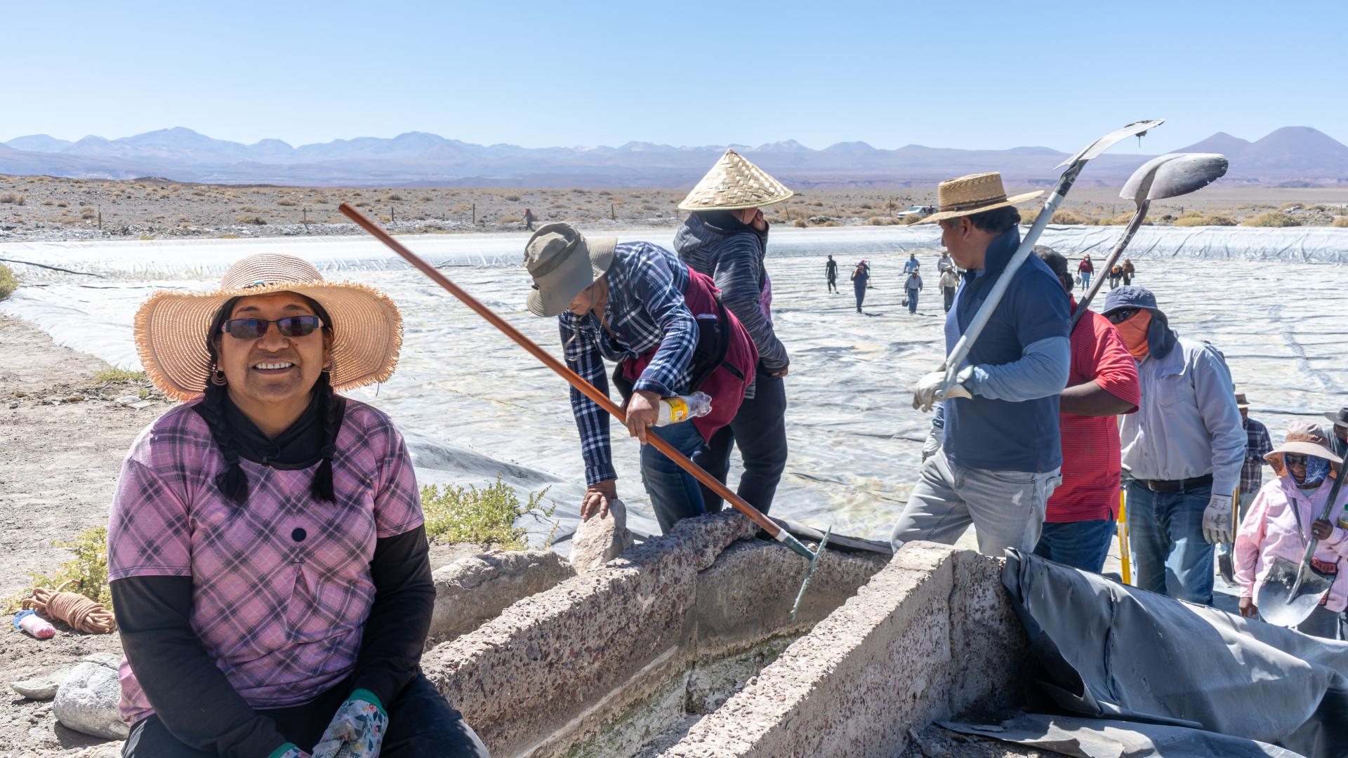 Trabajos comunitarios de limpia de canales en embalse de Turi