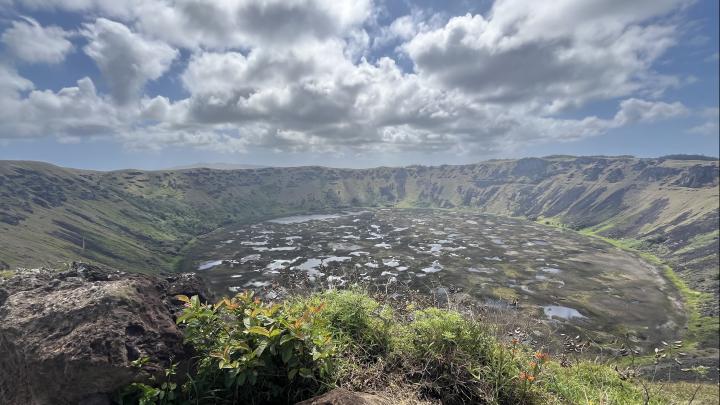 Vista del cráter del Rano Kau en Parque Nacional Rapa Nui, Sitio Patrimonio Mundial desde 1995