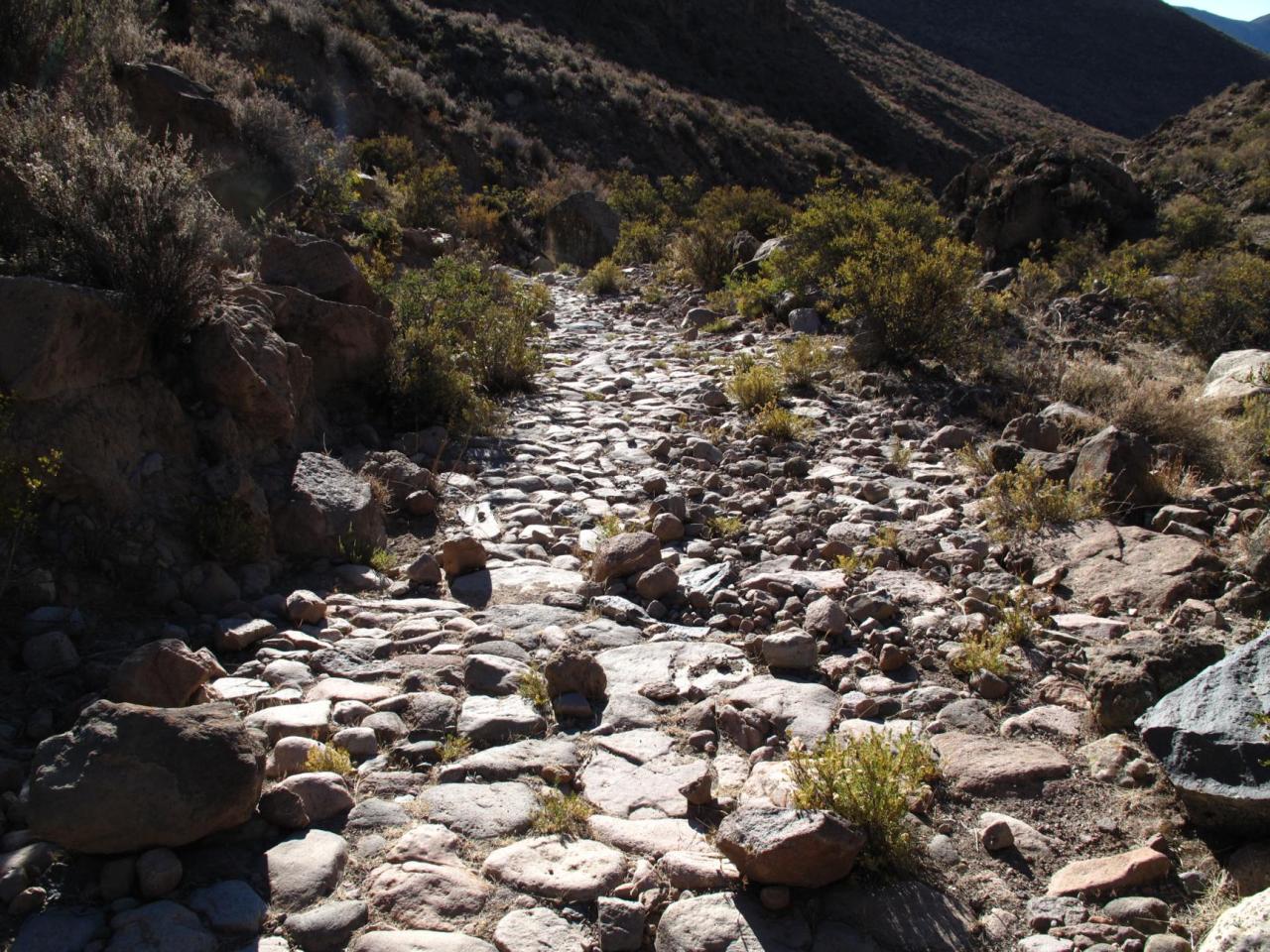 “Sección empedrada de camino, sección Socoroma Sur, Ruta de la Sierra, Subtramo Putre -Zapahuira, Comuna de Putre, Región de Arica y Parinacota”