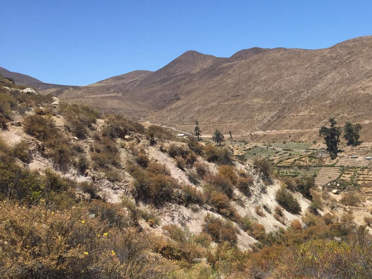 “Sección empedrada de camino, en dirección al poblado de Socoroma, Ruta de la Sierra, Subtramo Putre - Zapahuira, Comuna de Putre, Región de Arica y Parinacota”