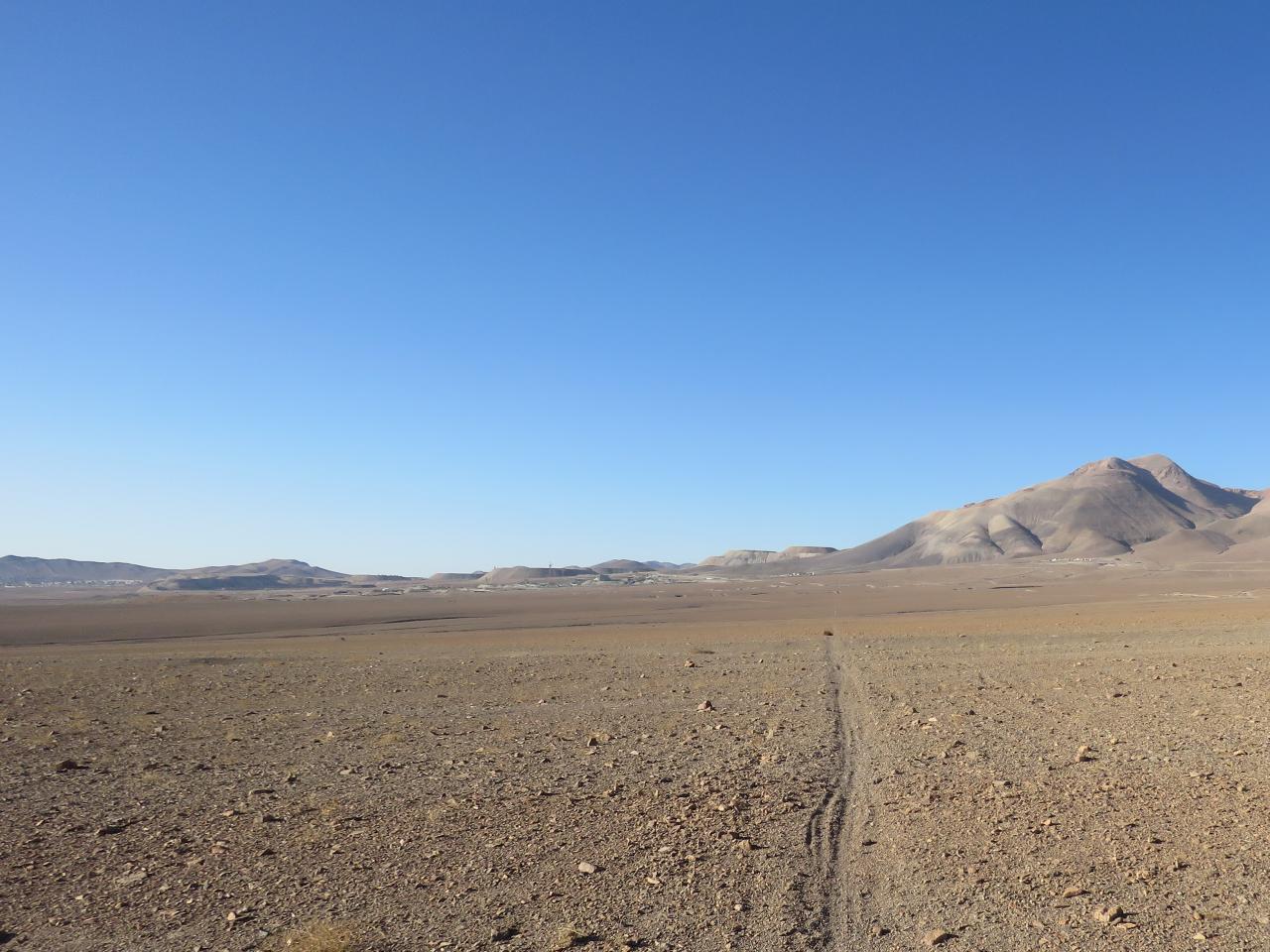 “Senda de trazado rectilíneo, construido por raspado, despeje y desgaste en Llano de San Juan, Ruta del Despoblado de Atacama, Subtramo Portal del Inca - Finca Chañaral, Comuna de Diego de Almagro, Región de Atacama”