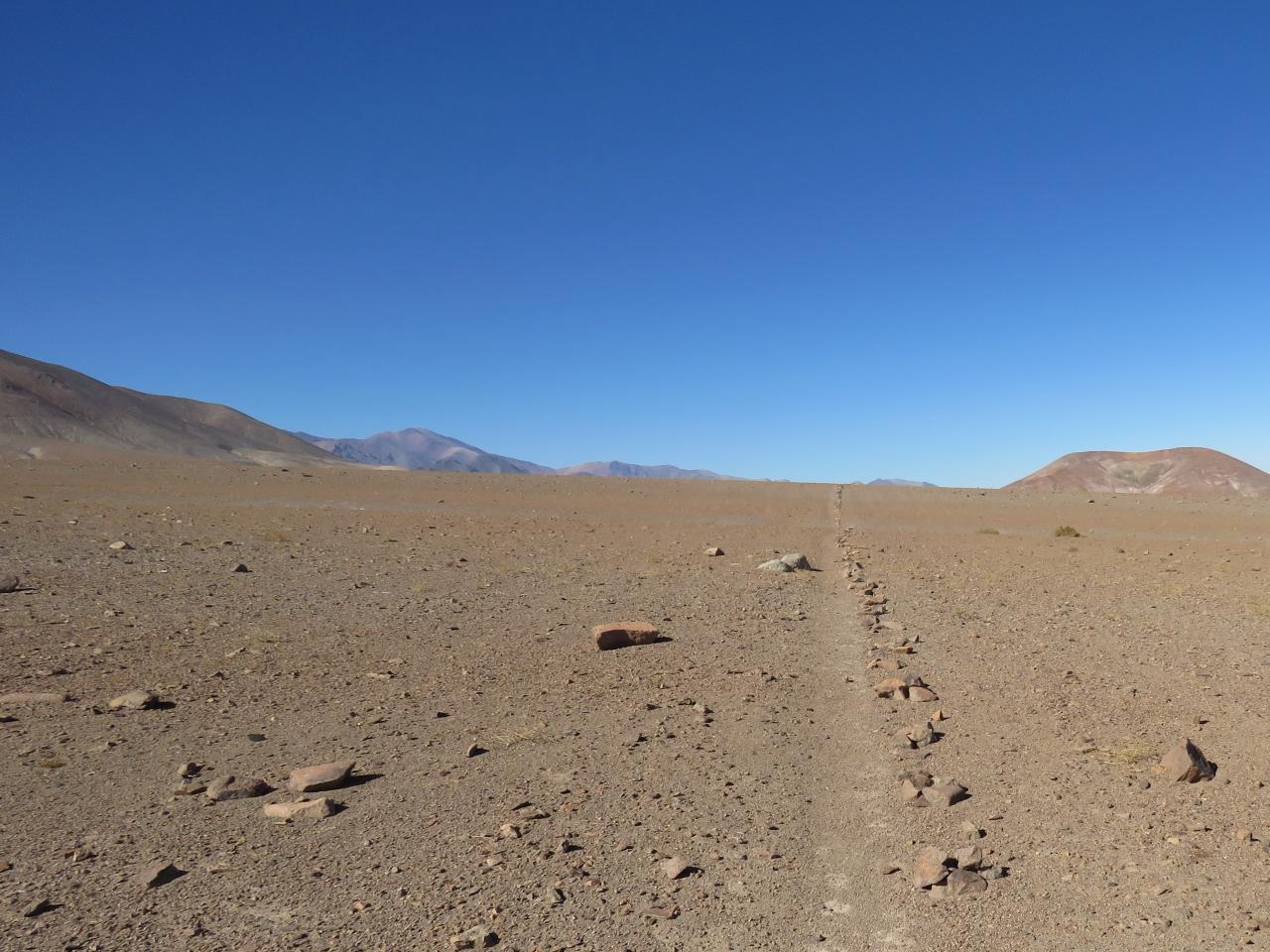 “Senda formada por despeje superficial y alineamiento lateral de piedras en Llano de San Juan, Ruta del Despoblado de Atacama, Subtramo Portal del Inca - Finca Chañaral, Comuna de Diego de Almagro, Región de Atacama”