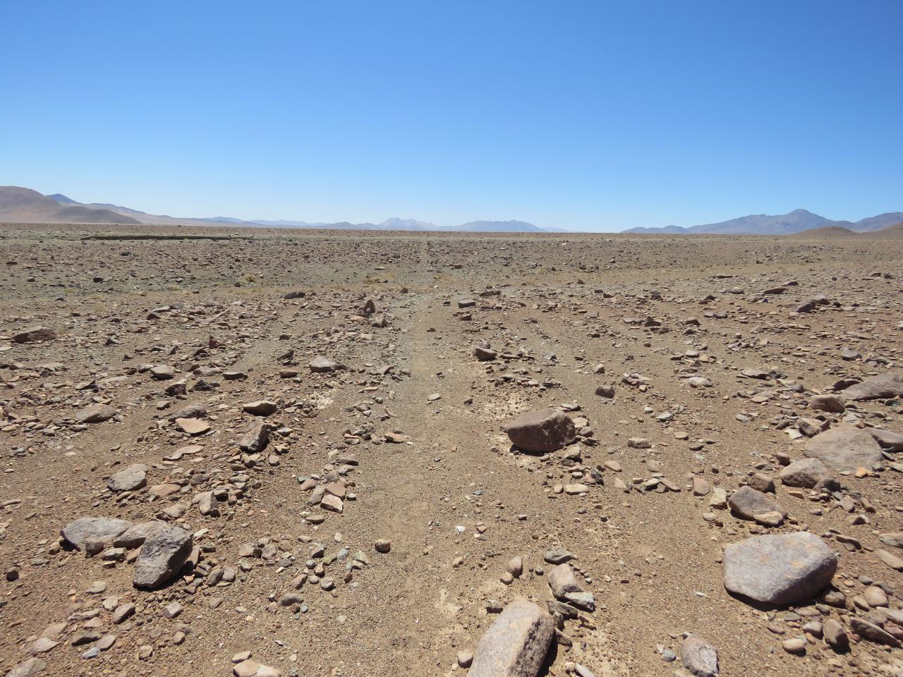 “Camino acompañado de huella tropera en sector Pampa del Inca, Ruta del Despoblado de Atacama, Subtramo Portal del Inca - Finca Chañaral, Comuna de Diego de Almagro, Región de Atacama”