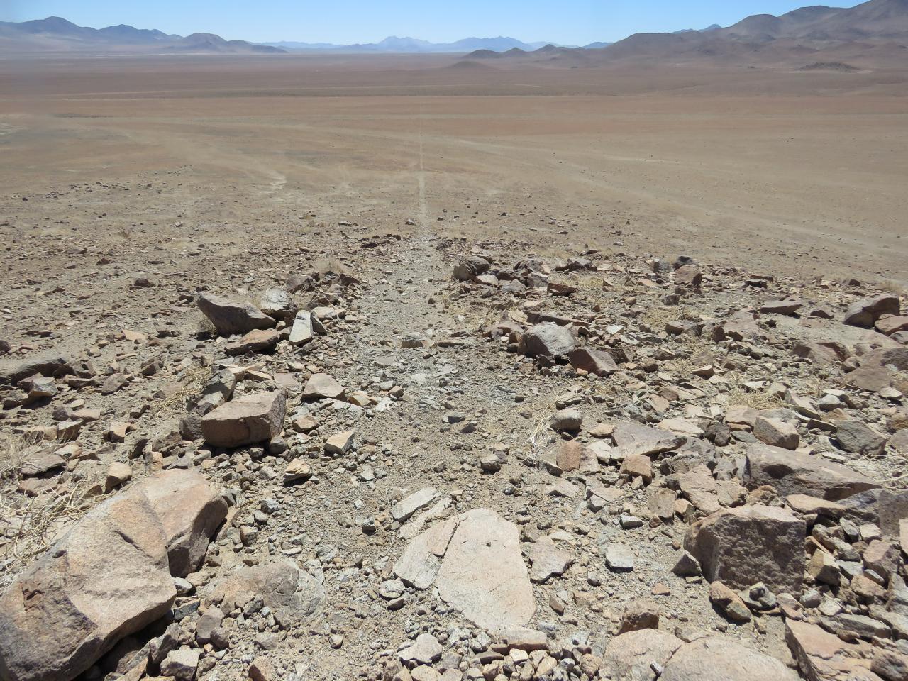 “Trazado rectilíneo del Qhapaq Ñan en Atacama al cruzar el sector Pampa del Inca, Ruta del Despoblado de Atacama, Subtramo Portal del Inca - Finca de Chañaral, Comuna de Diego de Almagro, Región de Atacama”