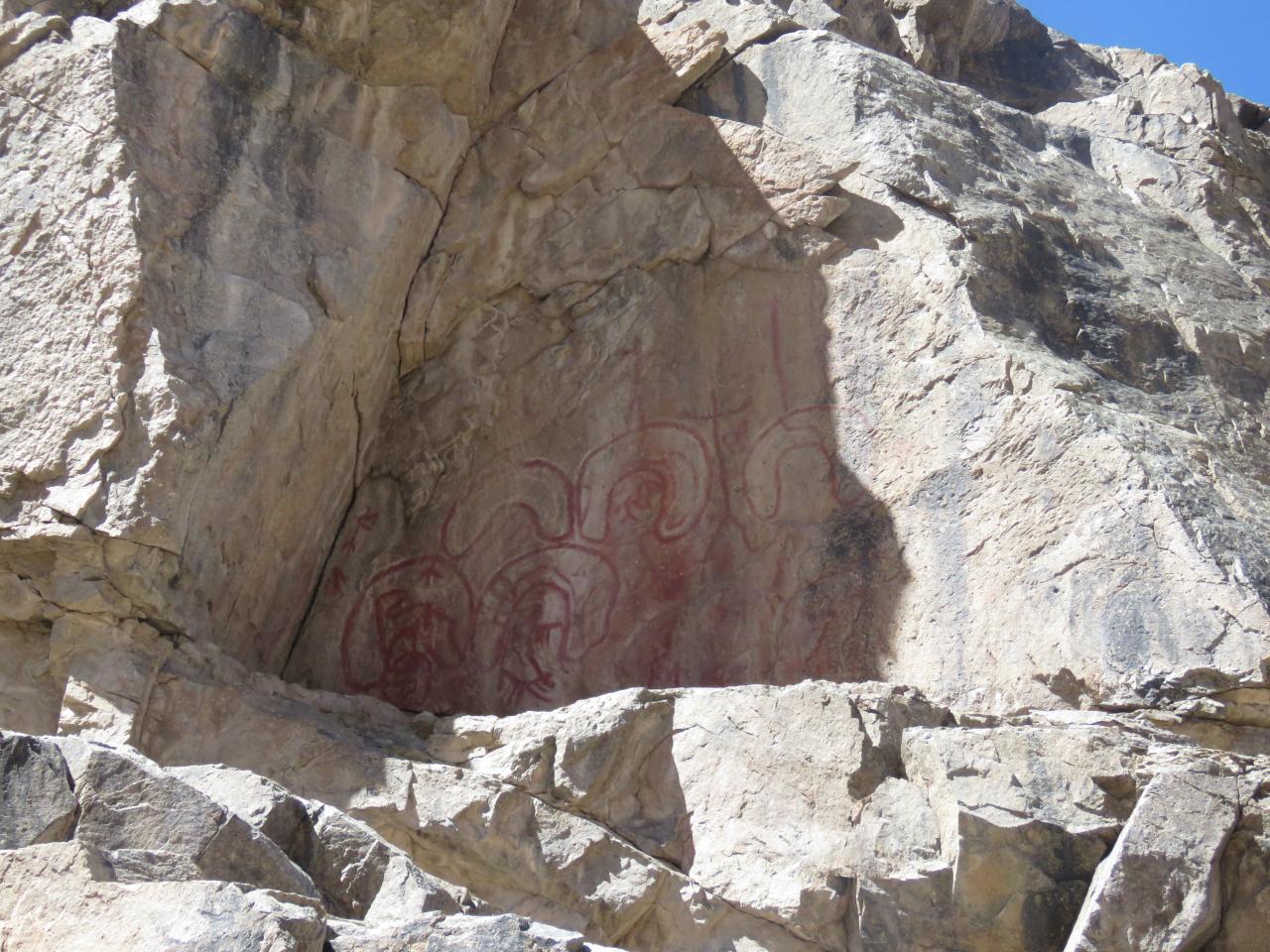 “Panel de pinturas rupestres en Finca de Chañaral, Ruta del Despoblado de Atacama, Subtramo Portal del Inca - Finca Chañaral, Comuna de Diego de Almagro, Región de Atacama”