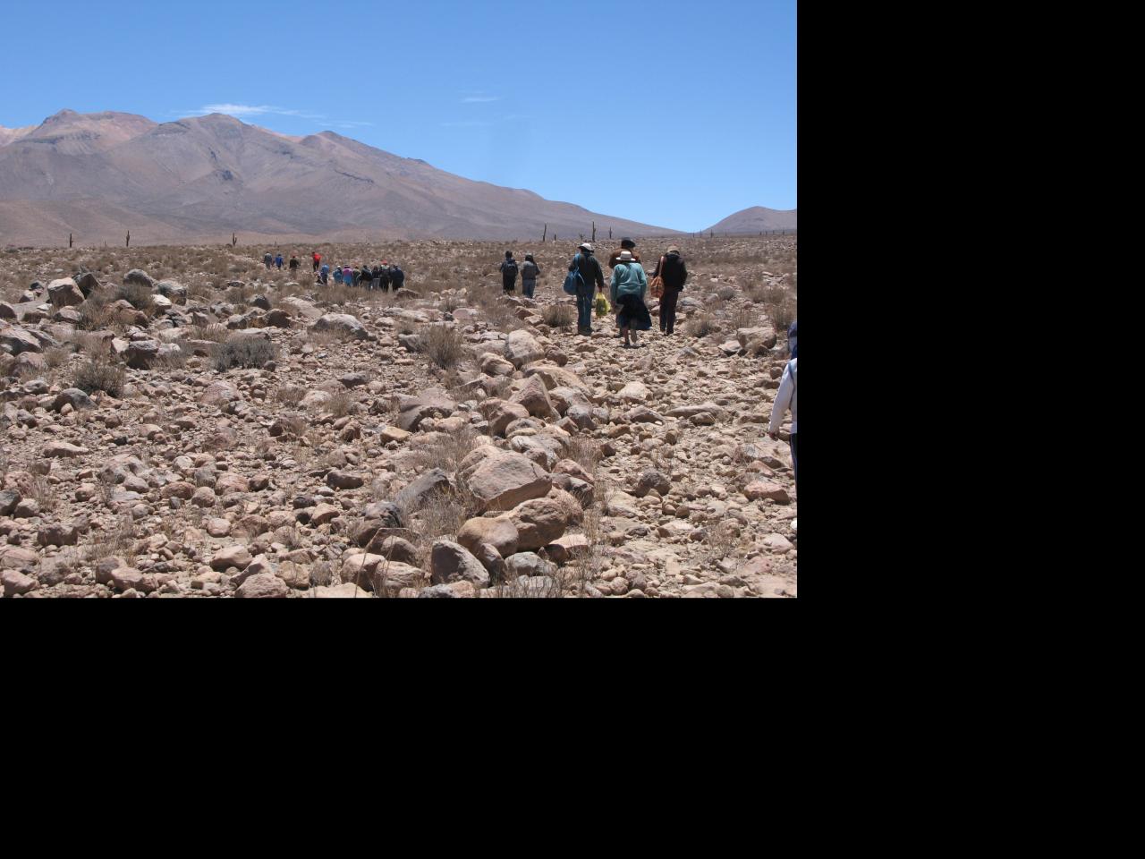 “Caminantes de la Comunidad de Cupo recorriendo el Qhapaq Ñan en la sección de Cupo, Ruta de Topa Inca, Subtramo Cupo – Catarpe, Comuna de Calama, Región de Antofagasta”