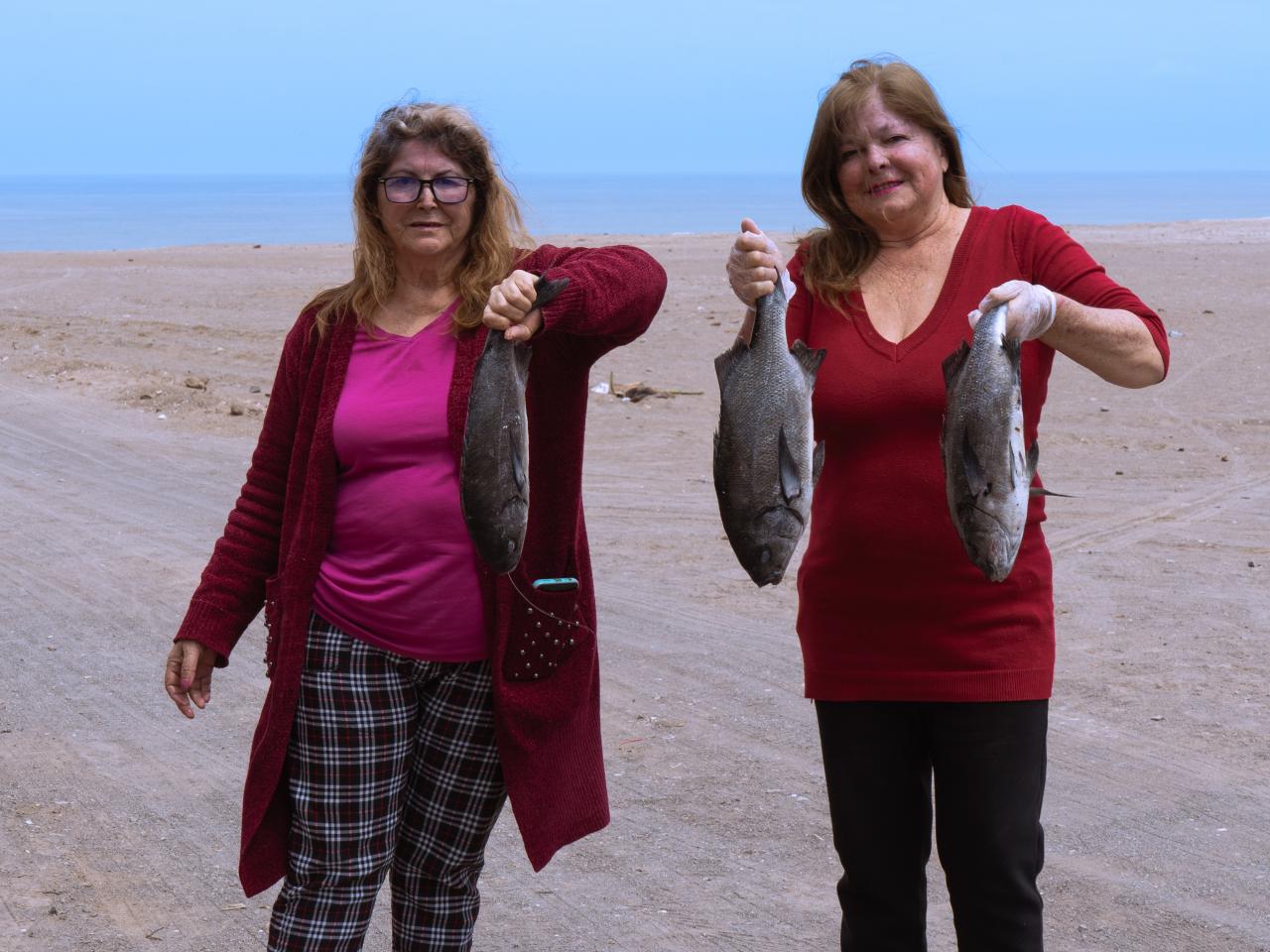 Gladys e Isabel Rojas Uribe posando en caleta Camarones