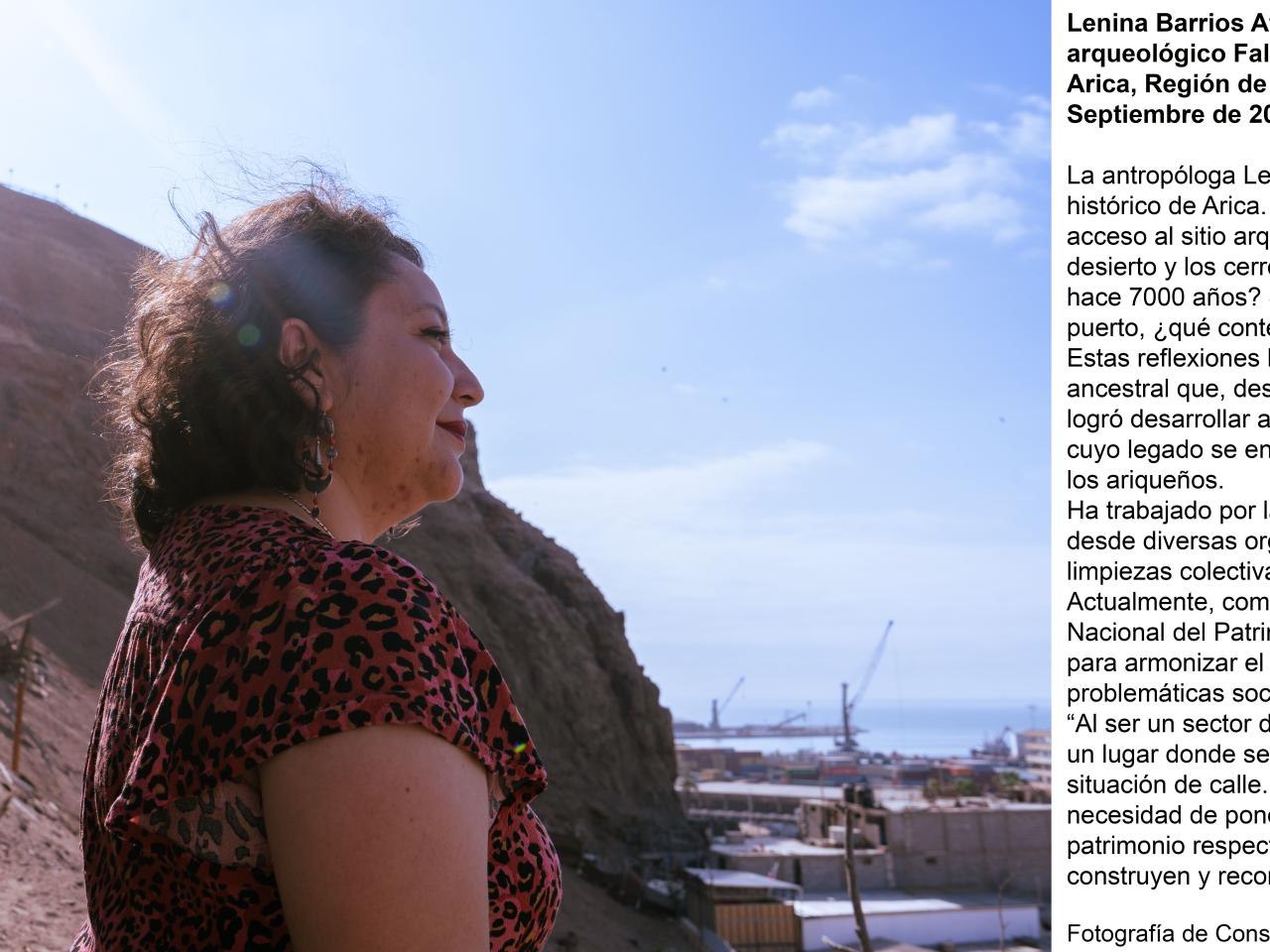 Plano medio de Lenina Barrios Atencio observando la ciudad desde el faldeo del Morro de Arica