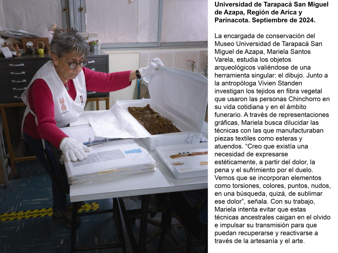 Mariela Santos Varela examinando materiales arqueológicos