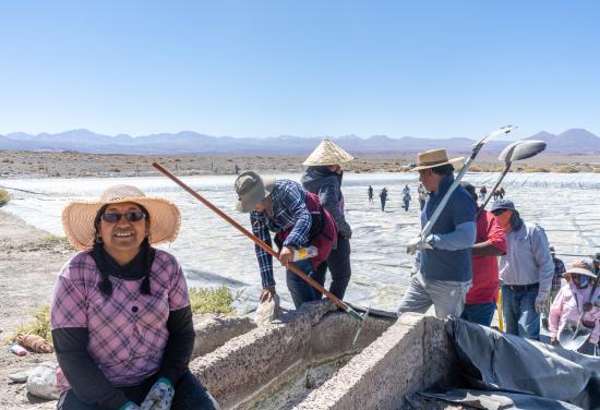 Trabajos comunitarios de limpia de canales en embalse de Turi